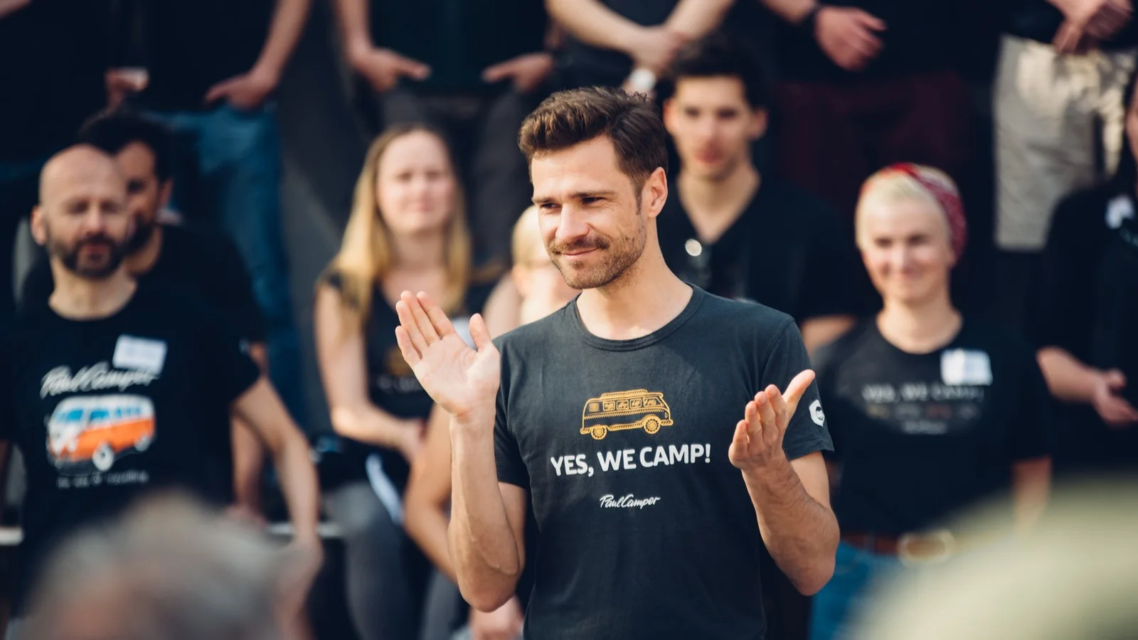 Dirk Fehse mit dem PaulCamper-Team auf der Bühne